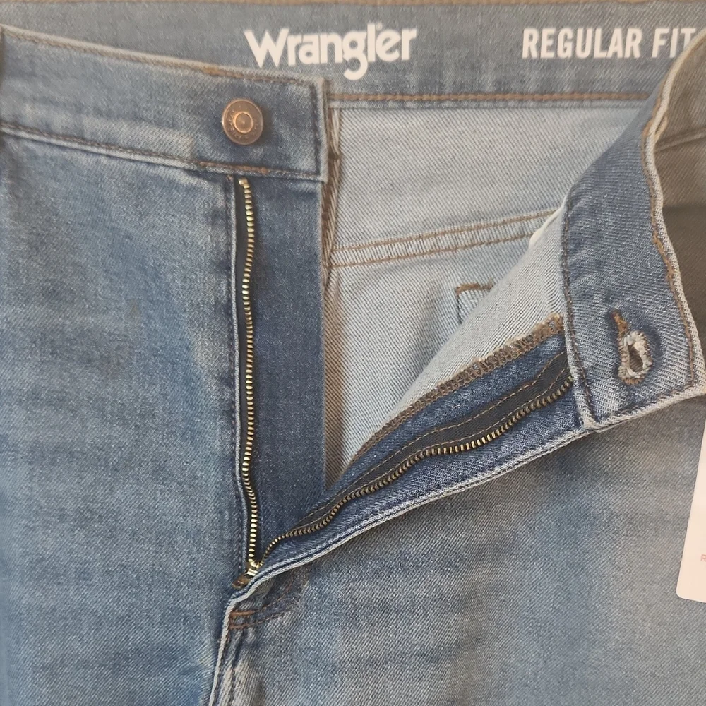Wrangler Men's Light Washed  Blue Straight Leg Regular Fit Jeans Size 38x29